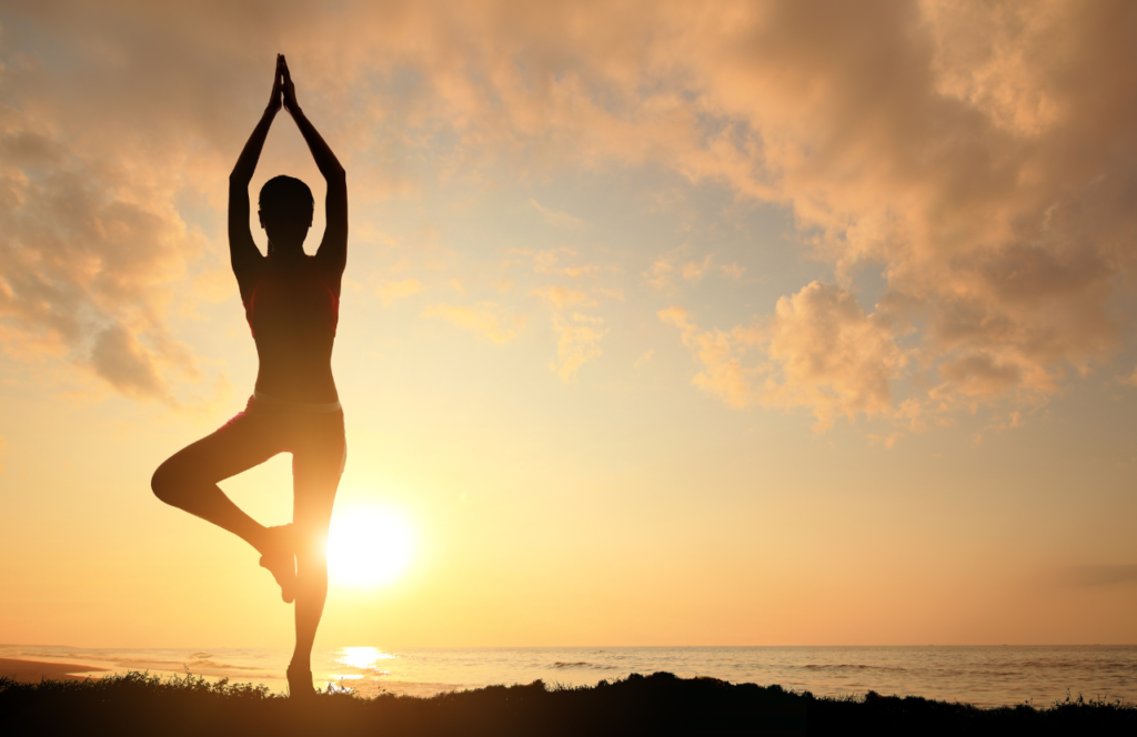朝日を浴びてヨガ